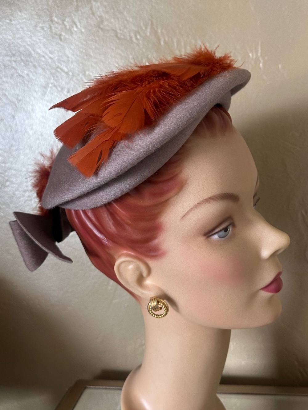 MARVELOUS 1950's TAUPE FELT HAT + BACK BOW & RUST FEATHER TRIM